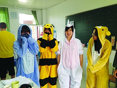 ������(d��ng)���b˯�µ�Ů����