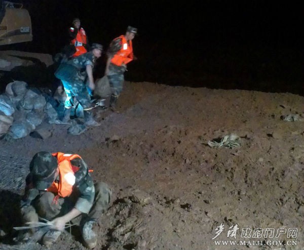 Ļ���R����ˮ��δ��ȥ���U��߀δ�ų����v�^(q��)���(du��)�ٱ���(zh��n)ʿ��?n��i)�Ȼ�ھ�ʯ�\��