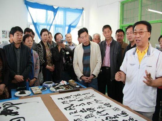 2012��10��4�գ���(gu��)�c�L(zh��ng)�ٵĵ����죬�������L(zh��ng)��125�F(tu��n)�߳�ȥ��֪����ʿ����������һ�������؈F(tu��n)�g���p��(ji��)���F(xi��n)��(ch��ng)���ғ]�P��Ԋ(sh��)һ�ס�����(j��)�½����F(tu��n)�r(n��ng)�ߎ��W(w��ng)վ��