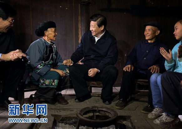 2013��11��3����5��������ƽ�ں���ʡ�������������������ݻ�ԫ�h�ű��l(xi��ng)ʮ�˶����������ʩ�R�ļ���ͬһ���˴�ϥ��Մ�����A��ӛ�� �m�t�� �z 