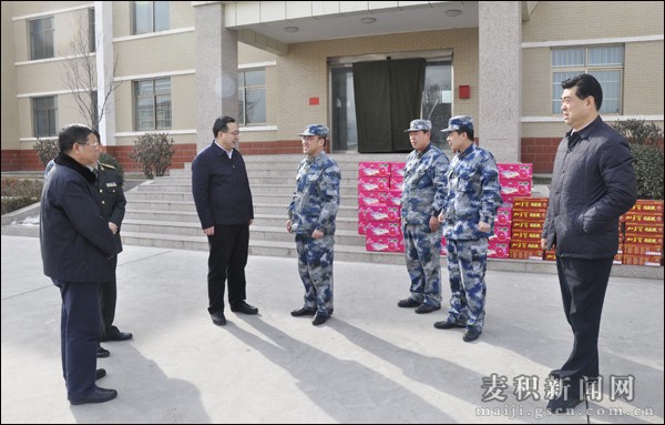 5、在94119部隊(duì)慰問(wèn).jpg 5、在94119部隊(duì)慰問(wèn).jpg