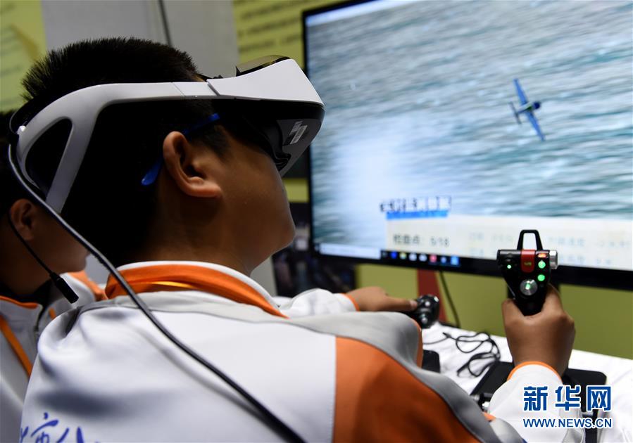 ������ƽ��С�����¡��D�Ļ��ӣ���5���������侫����Ұ�U���w�ǡ���������ƽͬ���ꃺͯ�Ĺ���